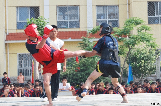 嵩山少林寺武僧团培训基地学员正在进行散打比赛