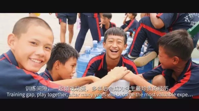 训练间隙,一起嬉戏玩耍,多年后会成为今生最珍贵的经历。